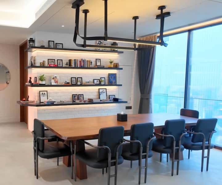 सोनाक्षी के घर का डाइनिंग एरिया काफी क्लासी और मॉडर्न है. यहां एक बड़ा डाइनिंग टेबल रखा गया है, और चारों तरफ हल्की लाइटिंग और सिंपल डेकोर है. पूरा स्पेस ब्राइट और खुला लगता है.