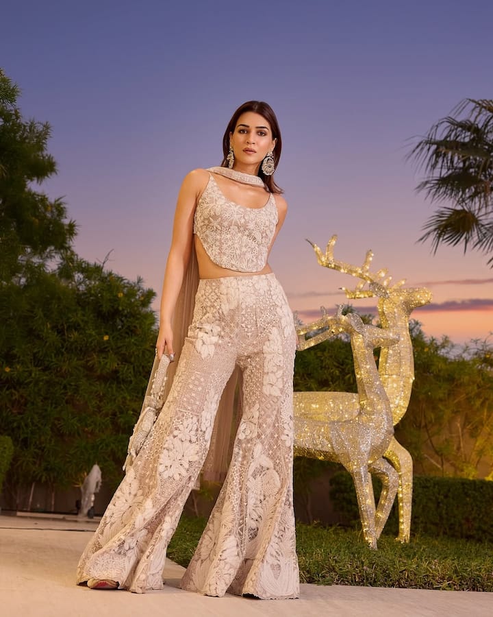 कॉकटेल पार्टी के लिए एक्ट्रेस का ये लुक ट्राई करके आप शाइन कर सकती है. उन्होंने इंडोवेस्टर्न लुक लिया है, जो कि काफी ग्लैमरस और स्टाइलिश है.