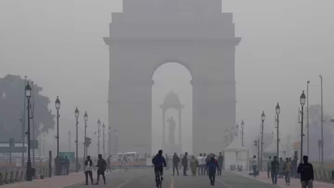 Delhi’s Air Quality Remains ‘Very Poor’ As Fog Blankets City; IMD Warns Of Cold Wave From Today