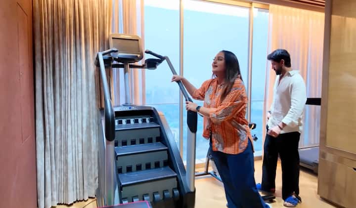 उनके घर में एक छोटा जिम भी है, जिसमें सारे बेसिक फिटनेस मशीन रखे हैं. सिंपल और मॉडर्न लुक के साथ ये जिम भी घर के स्टाइलिश स्पेस में शामिल है.