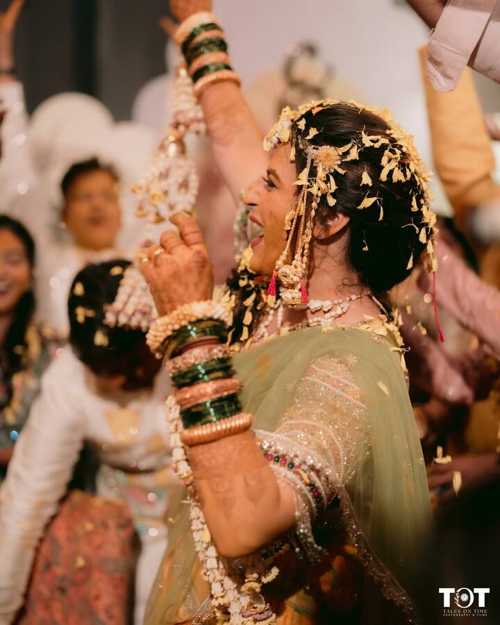 दोघांचा हळदी समारंभ धुमधडाक्यात पार पडला. त्यावेळच्या काही गोड क्षणांचे फोटो सोशल मीडियावर व्हायरल झाले आहेत.