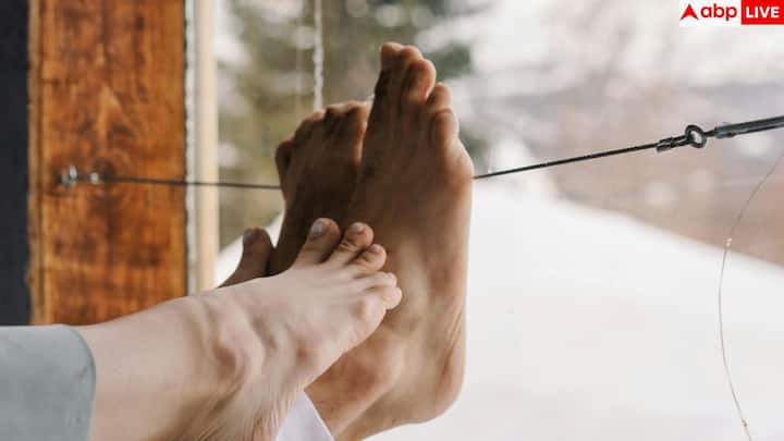 फटी एड़ियों के शुरुआती लक्षणों में रूखी और सख्त त्वचा, हल्की परतें उतरना, पतली या गहरी दरारें और चलने पर दर्द शामिल है. कई बार जगह-जगह लालपन या हल्का खून तक दिखाई देने लगता है.