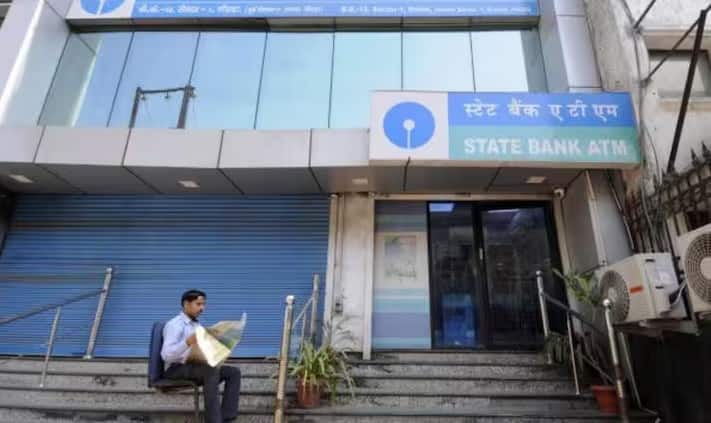 આરબીઆઈએ 1, મે 2025થી એટીએમ ઈન્ટરચેન્જ ફીમાં વધારો કરવાનો નિર્ણય લીધો હતો.  આ પછી મફત મર્યાદા પૂર્ણ થયા પછી ગ્રાહકોએ પ્રતિ ટ્રાન્જેક્શન 23 રૂપિયા ફી ચૂકવવી પડશે.