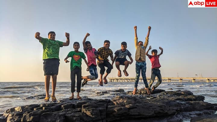 दूसरी तरफ, अजनबियों के सामने लोग खुद को कंट्रोल में रखते हैं. वहां कोई भावनात्मक बोझ नहीं होता. न वो हमें जज करते हैं, न हमें उनसे इतनी उम्मीद होती है. इसलिए बाहर वाला चेहरा हमेशा नरम और संभला हुआ रहता है.