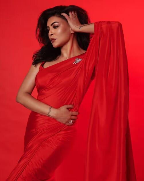 Talking about Sushmita Sen's net worth, she is the owner of property worth Rs 100 crore. Sushmita, who charges Rs 3 to 4 crore for a film, has other ways of earning. The actress charges up to Rs 60 lakh for brand promotion.