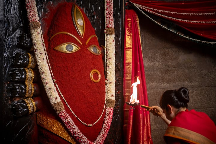 లింగ భైరవి దేవికి నిత్యం పూజలు చేస్తారు. భక్తి శ్రద్ధలతో అమ్మవారిని కొలుస్తారు.