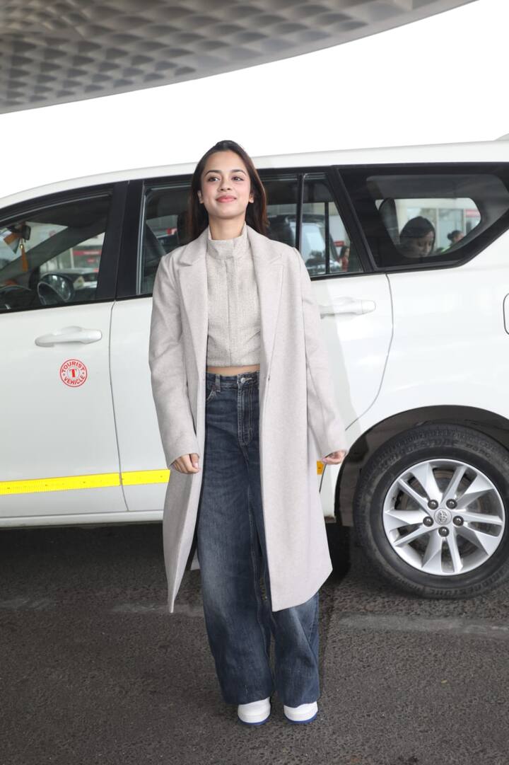 वाइड-लेग डेनिम और स्नीकर्ज एक्ट्रेस को फ्रेश लुक दे रहा है. तस्वीरों में उनका कॉन्फिडेंस भी साफ झलक रहा है.