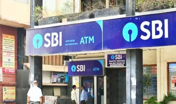 જો ગ્રાહકો તેમના ખાતામાં સરેરાશ 1 લાખ રૂપિયાથી વધુનું બિલ બેલેન્સ જાળવી રાખે છે તો તેઓ બંને પ્રકારના ATM પર અમર્યાદિત મફત ટ્રાન્જેક્શન મેળવે છે.