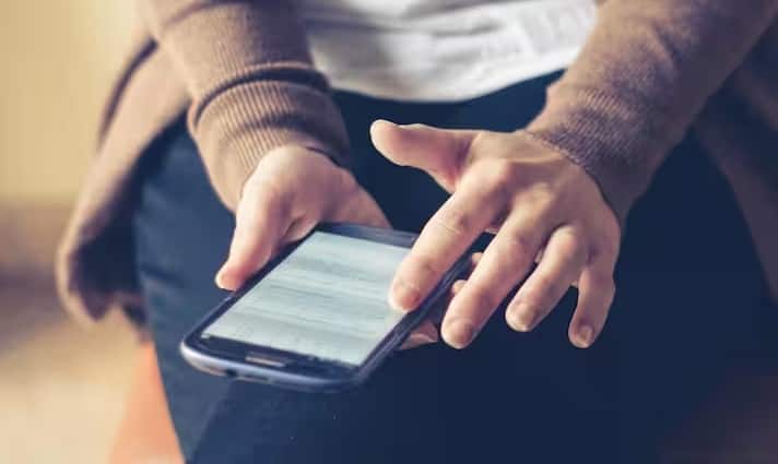 આ નવી OTP સિસ્ટમ સાથે બુકિંગ દરમિયાન મુસાફરો પોતાનો મોબાઇલ નંબર દાખલ કરતાની સાથે જ સિસ્ટમ તે નંબર પર OTP મોકલશે. OTP દાખલ કર્યા પછી જ ટિકિટ બુકિંગ પ્રક્રિયા આગળ વધશે અને પુષ્ટી થશે. આ પ્રક્રિયા સરળ છે અને મુસાફરોને કોઈ અસુવિધાનો સામનો કરવો પડશે નહીં.