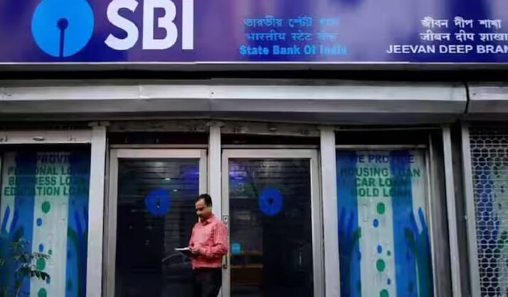 1 ફેબ્રુઆરી, 2025ની શરૂઆતમાં SBI એ ATM ટ્રાન્જેક્શન માટે મફત મર્યાદા અને ફી અંગે નવા નિયમો લાગુ કર્યા હતા. આને અનુસરીને સમાન મફત મર્યાદા બધા ગ્રાહકોને લાગુ પડે છે.