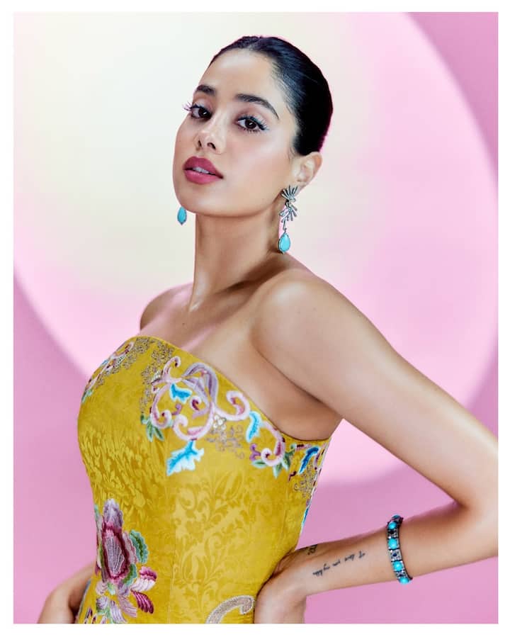 वर्कफ्रंट पर जाह्नवी कपूर आखिरी बार 'सनी संस्कारी की तुलसी कुमारी' में नजर आई थीं. अब वो राम चरण की फिल्म 'पेड्डी'' में दिखाई देंगी.