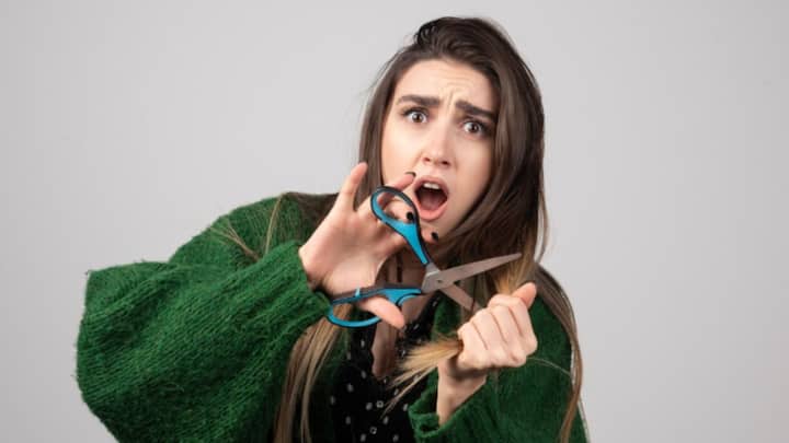 চুল কাটার সঙ্গ জড়িযে থাকে নিজের ইচ্ছে-অনিচ্ছে। বাস্তব জীবনে সিদ্ধান্তগ্রহণের ক্ষেত্রে ইচ্ছেশক্তি অপরিহার্য। পরিবর্তনশীল জীবনে সেই ইচ্ছেশক্তির দিকেই ইঙ্গিত করে এমন স্বপ্ন।