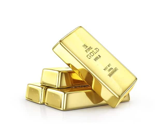 માત્ર ગોલ્ડમેન સૅક્સ જ નહીં, પરંતુ અન્ય વૈશ્વિક નાણાકીય સંસ્થાઓ પણ સોના માટે 'બુલિશ' (તેજીવાળું) વલણ ધરાવે છે. જેપી મોર્ગન (JP Morgan) જેવી દિગ્ગજ સંસ્થા આગાહી કરે છે કે આવતા વર્ષના છેલ્લા ક્વાર્ટર સુધીમાં સોનું $૫,૦૫૫ પ્રતિ ઔંસ સુધી પહોંચી શકે છે. જ્યારે મોર્ગન સ્ટેનલી (Morgan Stanley) નો અંદાજ છે કે ભાવ $૪,૪૦૦ પ્રતિ ઔંસની આસપાસ રહી શકે છે. આ તમામ અનુમાનો એક જ દિશામાં ઈશારો કરે છે કે સોનાનું ભવિષ્ય ઉજળું છે.