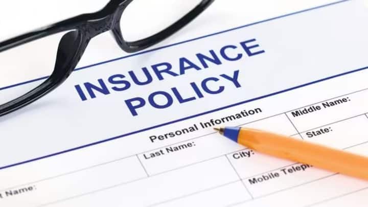 इस योजना में कम निवेश में बड़ा सुरक्षा कवच मिलना इसे खास बनाता है. प्रधानमंत्री जीवन ज्योति बीमा योजना में आवेदन करने वालों की उम्र 18 से 50 साल के बीच होनी चाहिए. इसके अलावा आपके पास बैंक अकाउंट होना जरूरी है. क्योंकि प्रीमियम की राशि उसी खाते से अपने आप डेबिट होती है.