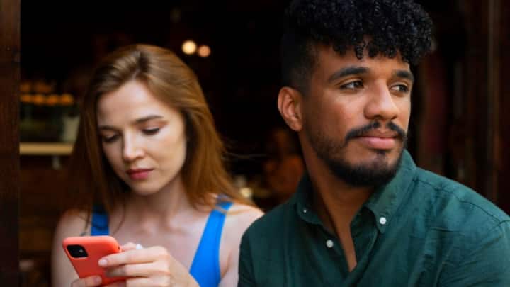 প্রাক্তন যোগাযোগ করেছে বলেই তাঁকে ঝুলিয়ে রাখবেন না। সম্ভাবনা আছে বলে কোনও আকার-ইঙ্গিতও না দেওয়াই ভাল। বিশেষ করে বর্তমানে যদি আপনার জীবনে অন্য কেউ থাকে, তাঁকে কোনও ভাবেই আঘাত করা উচিত নয়।