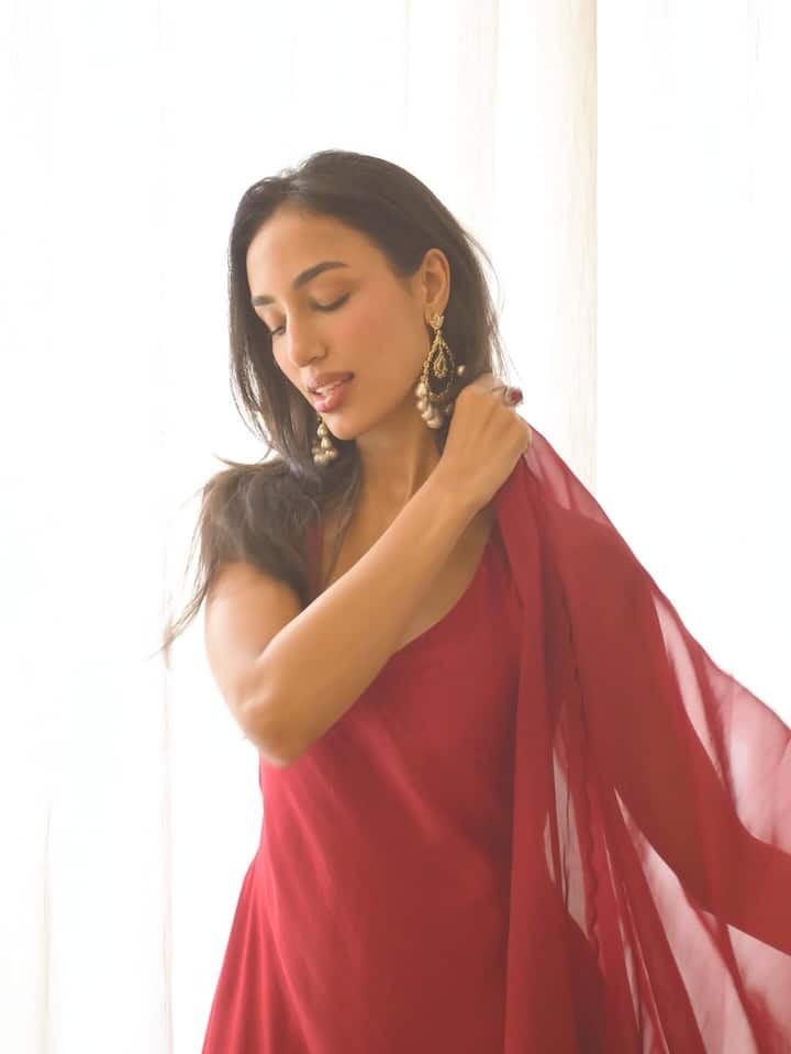 एक्ट्रेस ने स्पेशल इवेंट के लिए ये लुक चूज किया था. उन्होंने मरून कलर का प्लेन अनारकली सूट किया है. ये आउटफिट और कलर उनपर काफी जच रहा है और फैंस भी उनके इस लुक की बहुत सराहना कर रहे हैं.