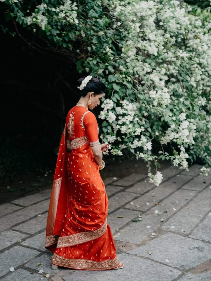 सामंथा के मेकअप की बात करें तो उन्होंने अपने वेडिंग लुक के लिए काफी सिंपल और ग्लोइंग मेकअप किया. हेयरस्टाइल में सामंथा ने क्लीन और क्लासिक बन बनाया था. इस बन को उन्होंने सफेद गजरे से खूबसूरती से सजाया, जिसने उनके पूरे ट्रेडिशनल ब्राइडल लुक में चार चांद लगा दिए.