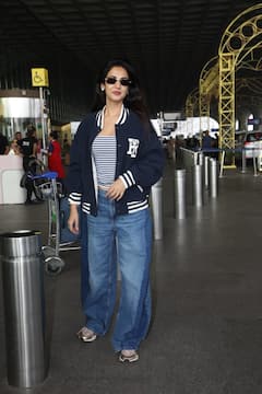 Spotted: मुंबई एयरपोर्ट पर सुबह सुबह सेलेब्स का हुजूम, आमिर खान, मौनी रॉय, मीरा कपूर सहित कई एक्टर्स दिखे