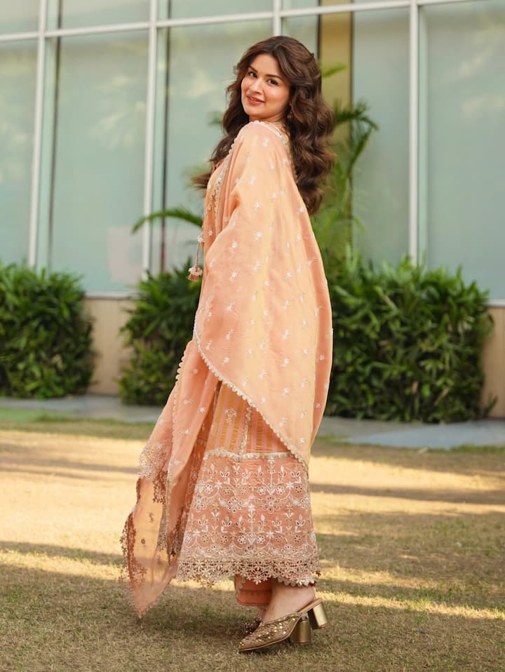 इस अनारकली सूट में अवनीत काफी खूबसूरत दिख रही हैं. मैचिंग हील्स और ओपन हेयरस्टाइल उनके लुक को पूरा कर रहे हैं.