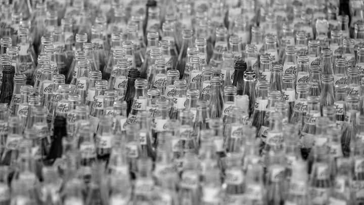 यह न सिर्फ धार्मिक नियमों के तहत स्वीकार्य होता है बल्कि कई लोग इसे सामान्य कोक से ज्यादा स्मूद और क्लासिक टेस्ट वाला भी बताते हैं. अमेरिका, कनाडा और कुछ यूरोपीय देशों में यह पीले ढक्कन वाली कोक पासओवर के दिनों में चुपचाप बाजार में दस्तक देती है, और बड़ी संख्या में लोग इसे खास तौर पर खरीदने जाते हैं. कई बार तो इसका स्टॉक खत्म होने की नौबत भी आ जाती है.