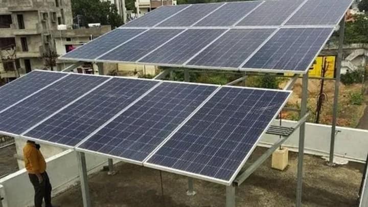 पीएम सूर्यघर योजना आपके बिजली खर्च को काफी कम कर सकती है और इसे लेना अब पहले से आसान हो गया है. पीएम सूर्यघर योजना का मकसद यह है कि लोग अपने घर की छत पर सोलर पैनल लगाकर खुद बिजली तैयार करें.