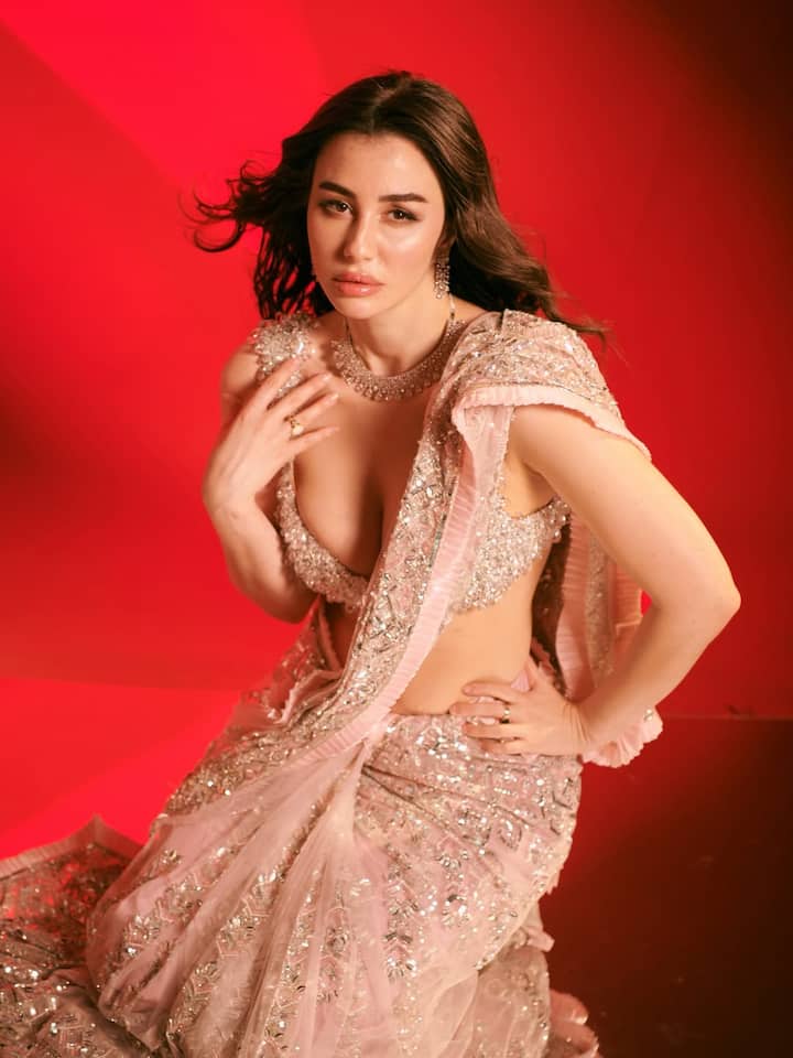 फिल्मों में भले ही उन्हें कम ही देखा जाता हो लेकिन सोशल मीडिया पर एक्ट्रेस काफी एक्टिव रहती हैं. इंस्टाग्राम पर उनकी तगड़ी फैन फॉलोविंग देखी जाती है और फैंस उनके एक झलक को बेकरार रहते हैं.