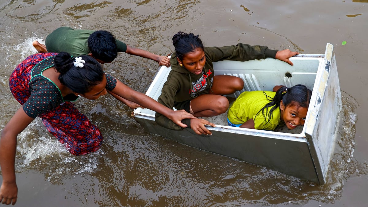Heavy Rains Lash Tamil Nadu As Ditwah Remnants Hover: Fresh Alerts Issued For Chennai & Other Districts