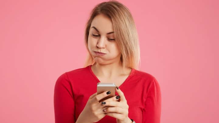 প্রাক্তনের মেসেজের জবাব যদি দেন, সেক্ষেত্রে তাঁকে আর পাঁচ জন পরিচিত বা বন্ধু বলেই ভাবুন। বিশেষ গুরুত্ব না দেওয়াই ভাল। বিনম্র আচরণই করুন, কিন্তু আপনি যে পুনরায় তাঁর সঙ্গে ঘনিষ্ঠতায় আগ্রহী নন, বুঝিয়ে দিন তাও।