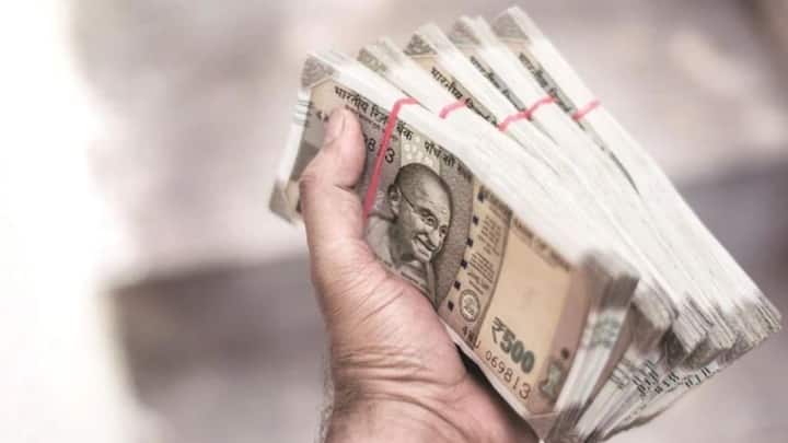 इस स्कीम को आसान और डिजिटल-फ्रैंडली बनाया गया है. जिससे हर कोई इसे बिना झंझट के उपयोग कर सके. अगर किसी कारण बीमाधारक की मृत्यु हो जाती है तो योजना के तहत नॉमिनी को कुल 2 लाख रुपये की रकम तुरंत मिल जाती है.