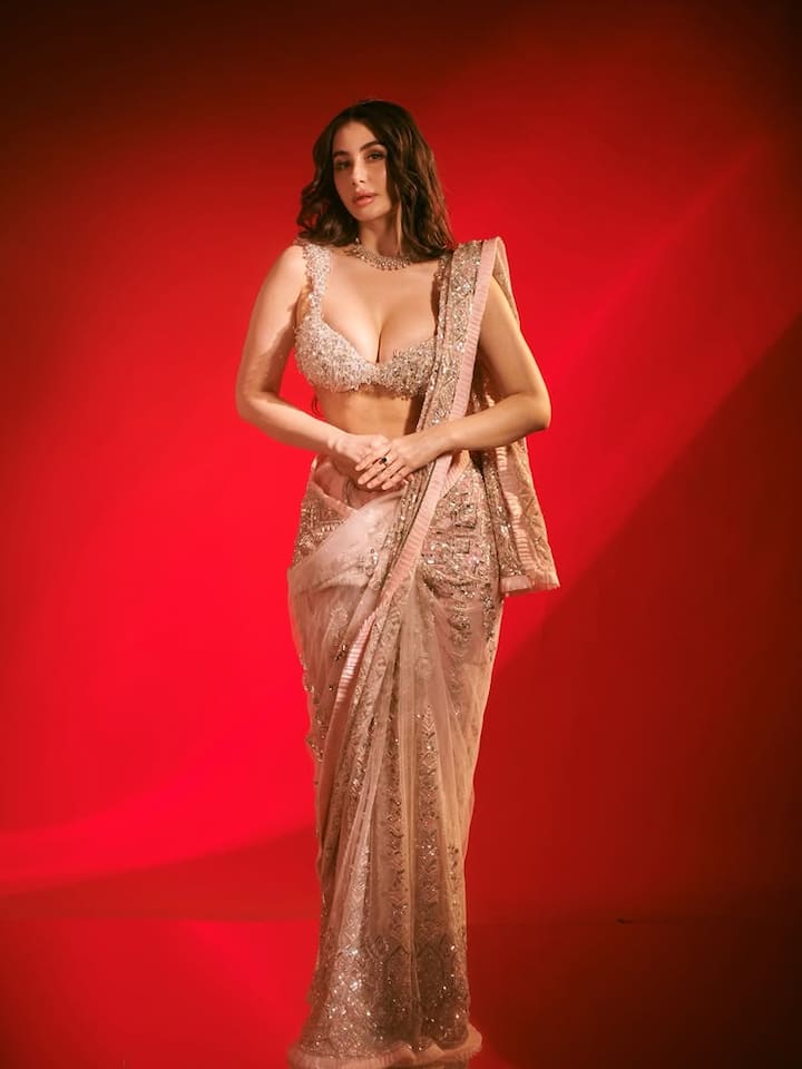 जॉर्जिया एंड्रियानी फिल्मों में कम ही नजर आती हैं, लेकिन सोशल मीडिया पर काफी एक्टिव रहती हैं। इंस्टाग्राम पर उनकी जबरदस्त फैन फॉलोइंग है और फैन्स उनकी एक झलक पाने के लिए बेताब रहते हैं।