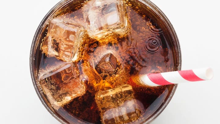 सबसे दिलचस्प बात यह है कि यह कोई नया कॉन्सेप्ट नहीं है. कोका-कोला करीब चार दशक से भी अधिक समय से इन धार्मिक आवश्यकताओं का सम्मान करते हुए हर साल यह स्पेशल एडिशन तैयार करती आ रही है. इसकी पहचान पीले रंग के ढक्कन से होती है.