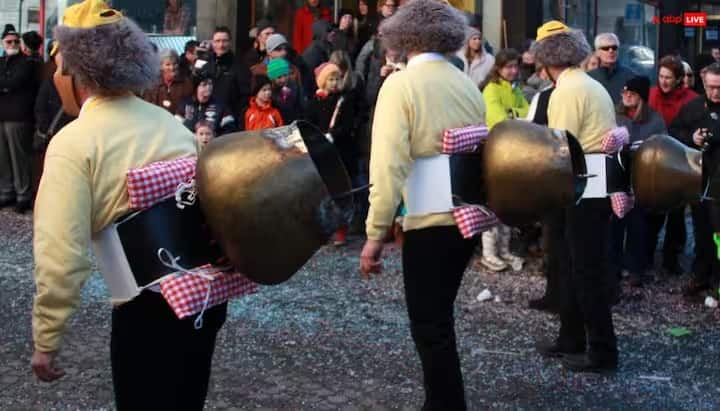 સ્વિટ્ઝર્લૅન્ડ - નાતાલના દિવસે અહીં શોભાયાત્રા કાઢવામાં આવે છે. લોકો ઘંટડી પહેરીને પરેડમાં ભાગ લે છે. આ સમય દરમિયાન લોકો અવાજ કરે છે. એવું કહેવાય છે કે આ દુષ્ટ આત્માઓને દૂર રાખે છે.