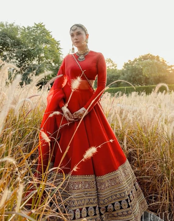 This bridal look of Aditya Rao Hydari is quite different. She is wearing a very simple lehenga which has work on the border. She has also taken a full sleeves blouse and matching dupatta. If you want to try some simple and trendy hairstyles then this can prove to be the perfect inspiration for you.