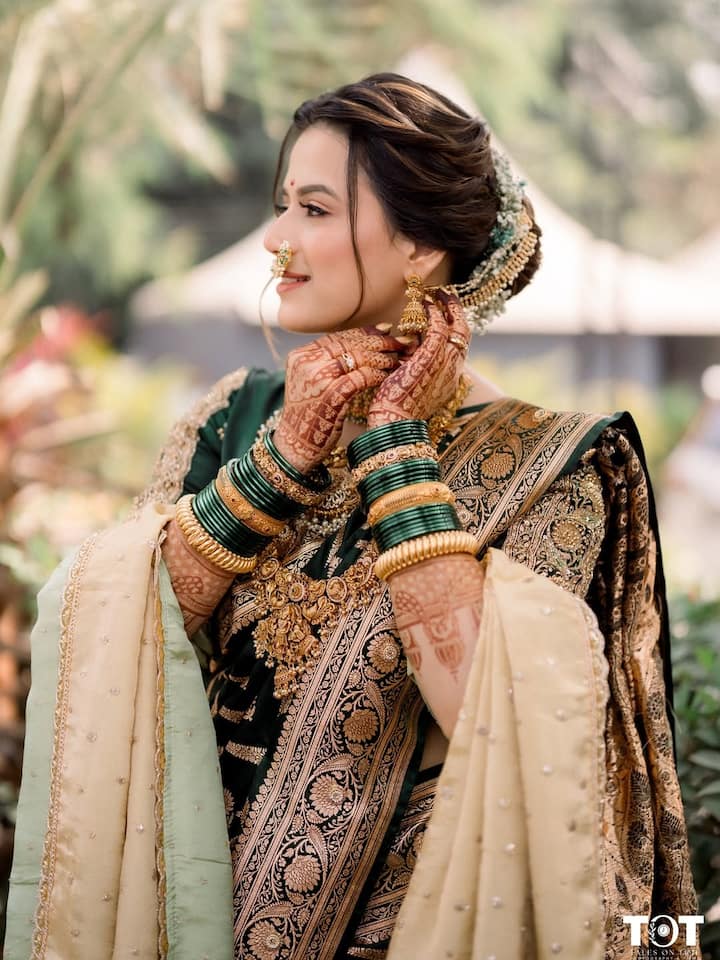 प्राजक्तानं आपल्या लग्नसोहळ्यासाठी हटके लूक केलेला. तिनं हिरव्या रंगाची नऊवारी साडी नेसली होती. त्यासोबतच तिनं भरजरी सोन्याचे दागिने परिधान केलेलं. त्यासोबतच ट्रेंडी नथ आणि मुंडावळ्यांसोबत प्राजक्तानं आपला लूक कम्प्लीट केलेला.