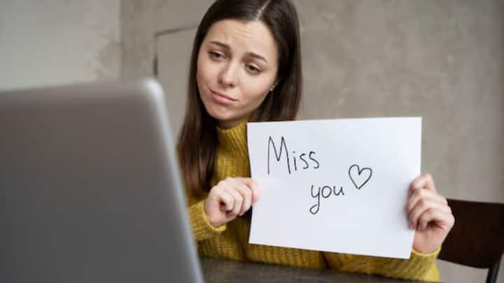 হতে পারে ক্ষমা চাইতে বা ভুল বোঝাবুঝি মিটিয়ে নিতে যোগাযোগ করছেন প্রাক্তন। তাঁর কাছ থেকে কতটা আঘাত পেয়েছিলেন, তা মনে রাখা জরুরি। তাই উত্তর না দিতেই পারেন। তাঁকে যদি ক্ষমা করতে না পারেন, সেকথা জানিয়ে দিন।