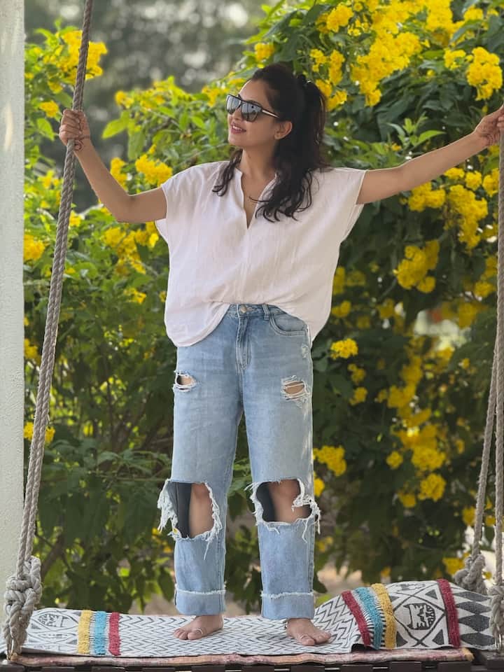 इन शेयर की गई तस्वीरों में देखा जा सकता है कि एक्ट्रेस फटी जींस और व्हाइट टॉप पहने नजर आ रहीं हैं.
