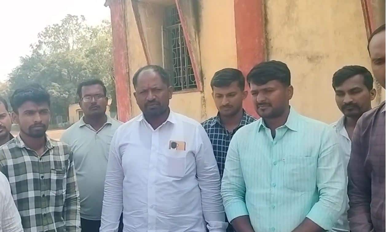 कोल्हापुरात उसाला 3500 रुपयांचा दर मिळतो मग सोलापुरातच 2800 का? शेतकरी आक्रमक, 8 तारखेपासून आमरण उपोषण 