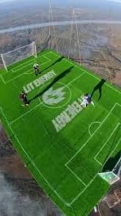 భూమి, ఆకాశం మధ్యలో ఫుట్ బాల్ - వీళ్లు మామూలోళ్లు కాదు !