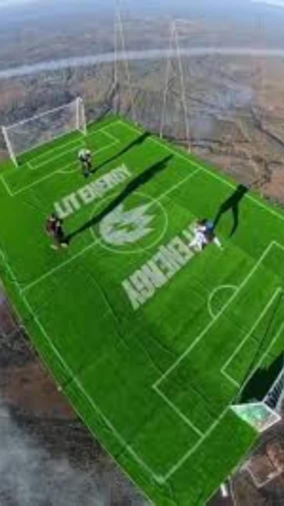 భూమి, ఆకాశం మధ్యలో ఫుట్ బాల్ - వీళ్లు మామూలోళ్లు కాదు !