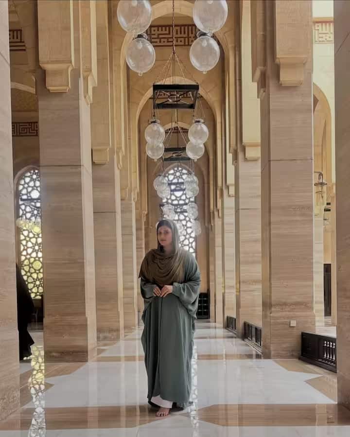 मन्नारा को अपना लुक इतना पसंद आया कि उन्होंने ढेर सारी तस्वीरें खिंचवाईं। उन्होंने ढेर सारे इमोजी के साथ तस्वीरें शेयर कीं।