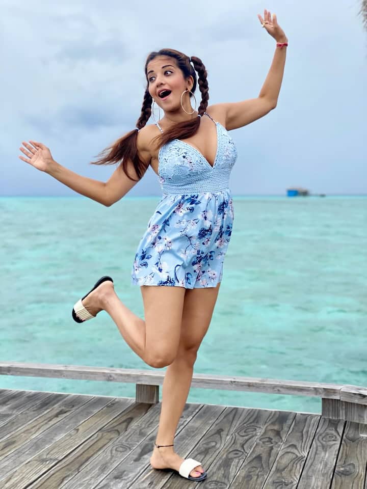 मोनालिसा की फैन फॉलोइंग बहुत बड़ी है। उनके प्रशंसक उनकी एक झलक पाने के लिए बेताब रहते हैं। यही वजह है कि मोनालिसा अक्सर अपने प्रशंसकों को विजुअल ट्रीट देती रहती हैं।