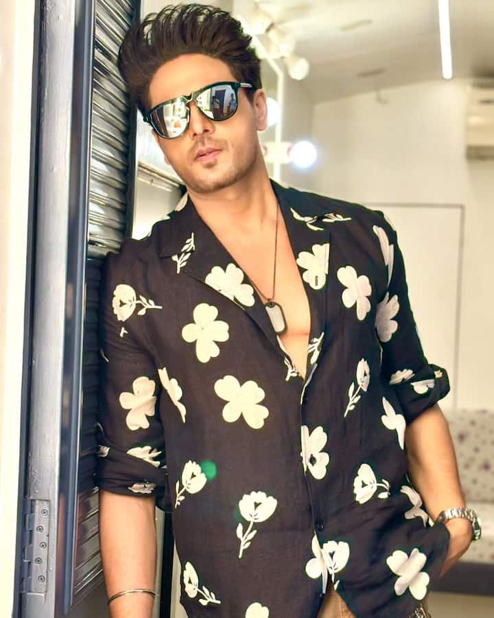 आपको बता दें टीवी के सुपरस्टार गौरव खन्ना अमीरी में तान्या मित्तल से आगे हैं. रिपोर्ट के अनुसार एक्टर की नेटवर्थ 15 से 18 करोड़ रुपये के बीच है.एक्टर सेलिब्रिटी मास्टरशेफ्स के विनर भी रह चुके हैं.