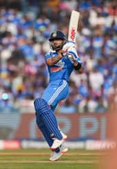 रायपूरच्या मैदानावर भारत आणि दक्षिण आफ्रिका दुसऱ्या वनडे सामन्यात विराट कोहलीनं पुन्हा एकदा दमदार कामगिरी करत सलग दुसरे शतक झळकावलं आहे.