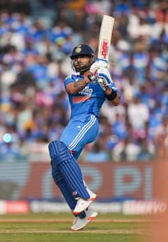 Virat Kohli : विराट कोहलीचं रेकॉर्ड ब्रेक शतक, अनुष्का शर्माकडून प्रेमाचा वर्षाव, कोच गंभीरची रिअ‍ॅक्शन व्हायरल, नेमकं काय केलं?