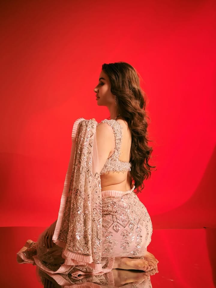 इटैलियन मॉडल और एक्ट्रेस जॉर्जिया एंड्रियानी ने शिमरी साड़ी में तस्वीरें शेयर कर सोशल मीडिया पर आग लगा दी है। उनकी तस्वीरें देखकर हर कोई उनकी खूबसूरती का दीवाना हो गया है।