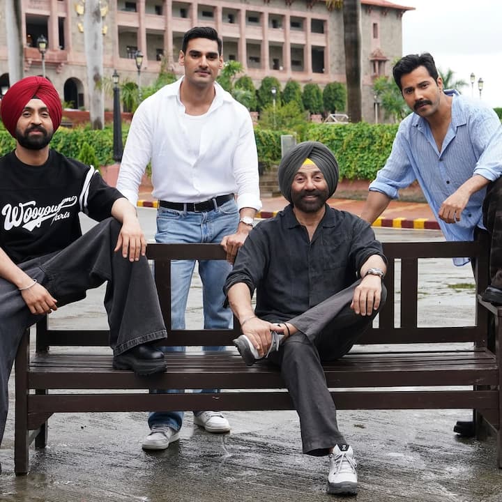 इस फोटो में अहान फिल्म के लीड एक्टर्स के साथ दिखाई दे रहे हैं. इस दौरान सनी देओल, वरुण धवन और दिलजीत दोसांझ को एक साथ कैमरे को पोज देते देखा जा सकता है.