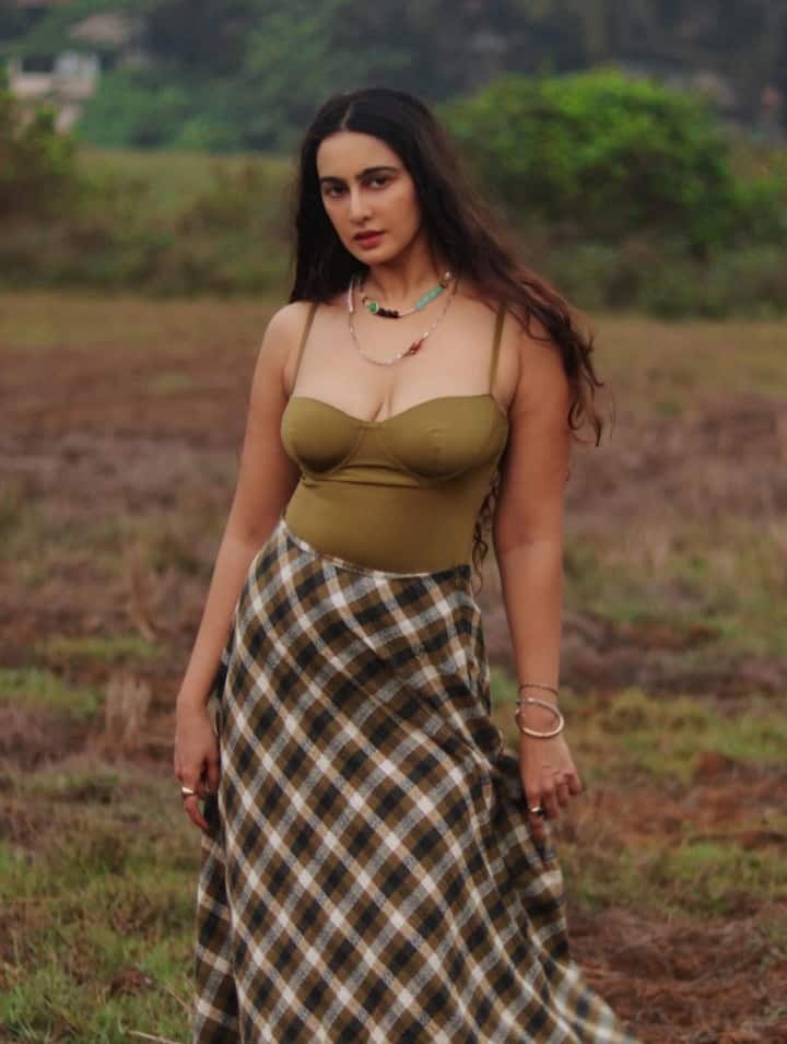 हाल ही में मेघा शुक्ला ने इंस्टाग्राम पर बोल्ड पोज देती तस्वीरें शेयर कीं, जिसने इंटरनेट पर तहलका मचा दिया।