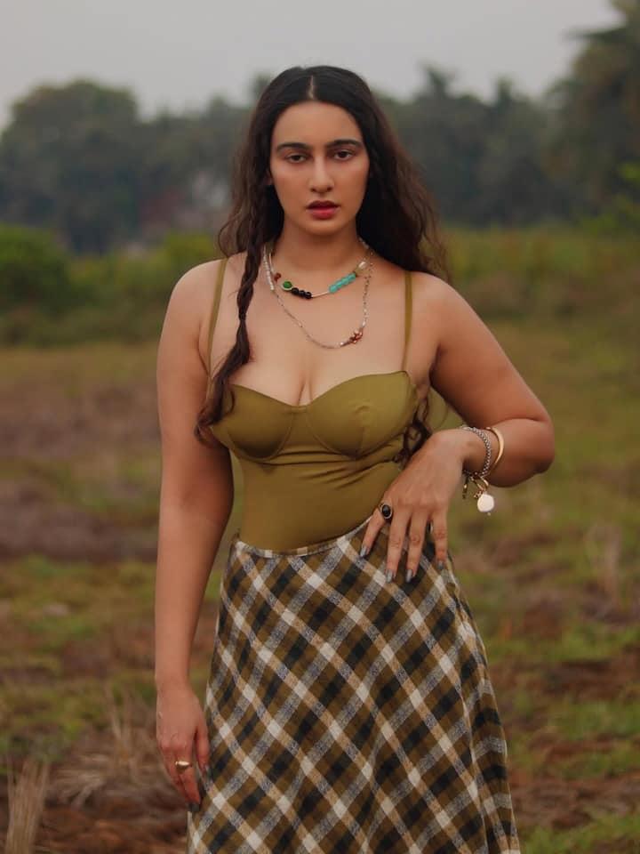 इन तस्वीरों में उनका बोल्ड और हॉट अंदाज देख फैन्स हैरान हैं। खुले बाल और कातिलाना पोज वाली इन तस्वीरों पर फैन्स दिल और फायर इमोजी के साथ जमकर कमेंट कर रहे हैं।