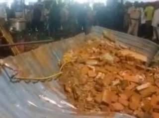 சென்னையில் கனமழை ; அடுக்குமாடி கட்டடம் இடிந்து விழுந்த சோகம் !! சிக்கியவர்கள் நிலை என்ன ?