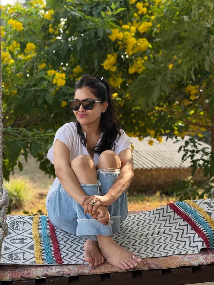 उन्होंने अपने लुक को कूल बनाने के लिए गॉगल्स भी लगाए हैं, जिसमें वो काफी स्टाइलिश दिख रहीं हैं.